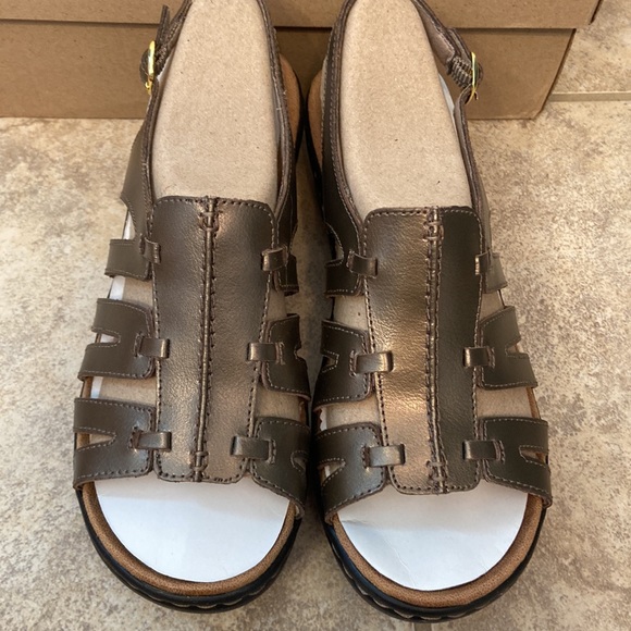 ⭐️NWT Clarks Sandals!!⭐️ - Picture 6 of 9